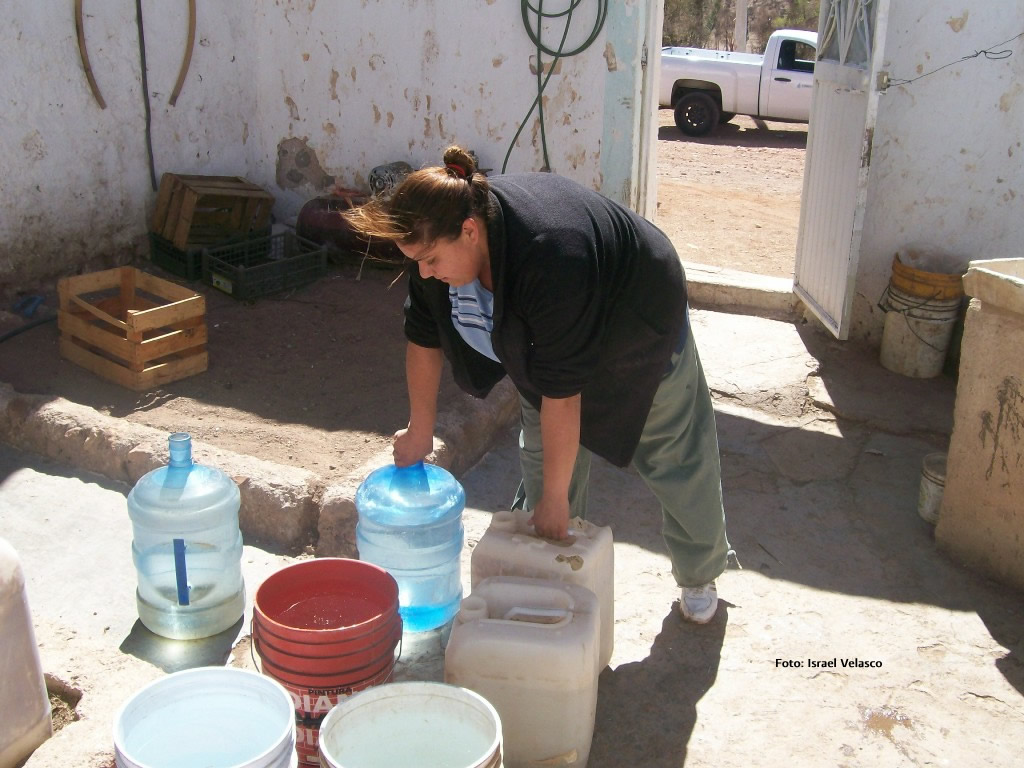 Una madre de familia atesora el agua para tomar, lavar, bañarse, limpiar...